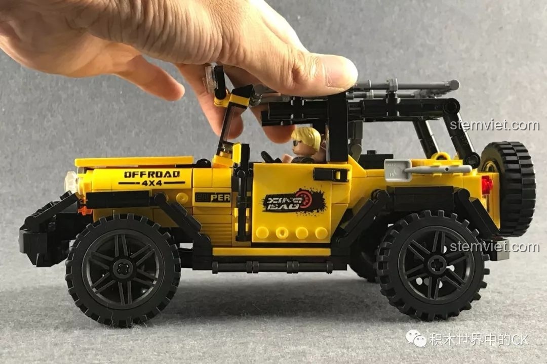 Nhân vật minifigure ngồi trong xe Jeep địa hình XB 03024, nhìn từ bên hông, xe vẫn rất đẹp khi trưng bày.