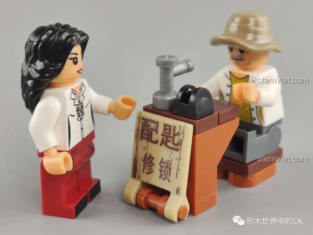 Minifigure tương tác với quầy hàng phụ kiện trong bộ lắp ghép WOMA C0336 Phố Cổ Kiến Trúc Qilou.