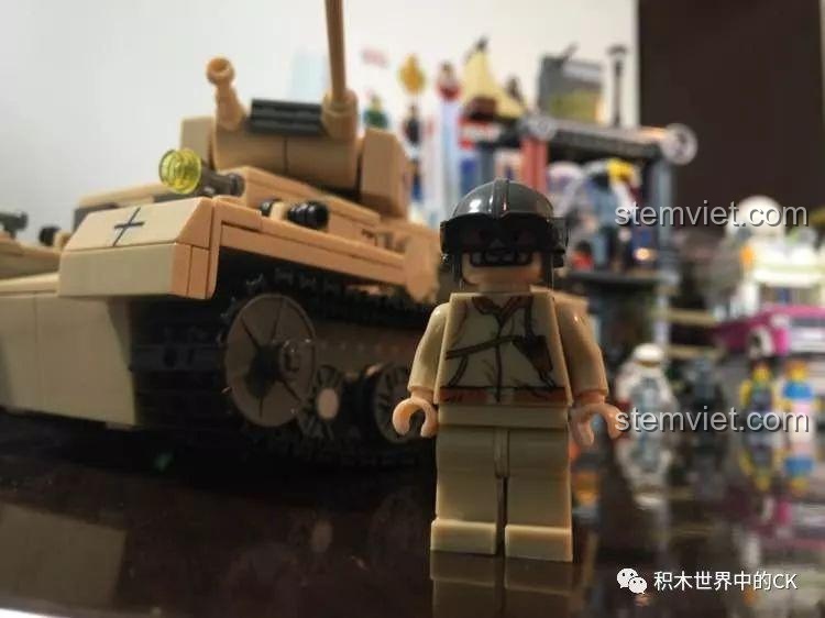 Minifigure lính tăng đứng cạnh mô hình Xe tăng Đức Panzer III KAZI xịn giá rẻ, thể hiện tỉ lệ cân đối.