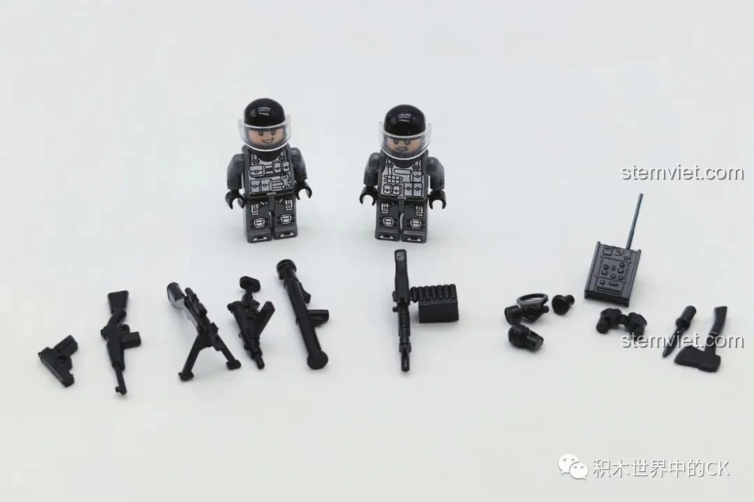 Hai minifigures phi công cùng bộ sưu tập vũ khí và phụ kiện đi kèm trong bộ JIESTAR 58008 Trực thăng hai cánh quạt.