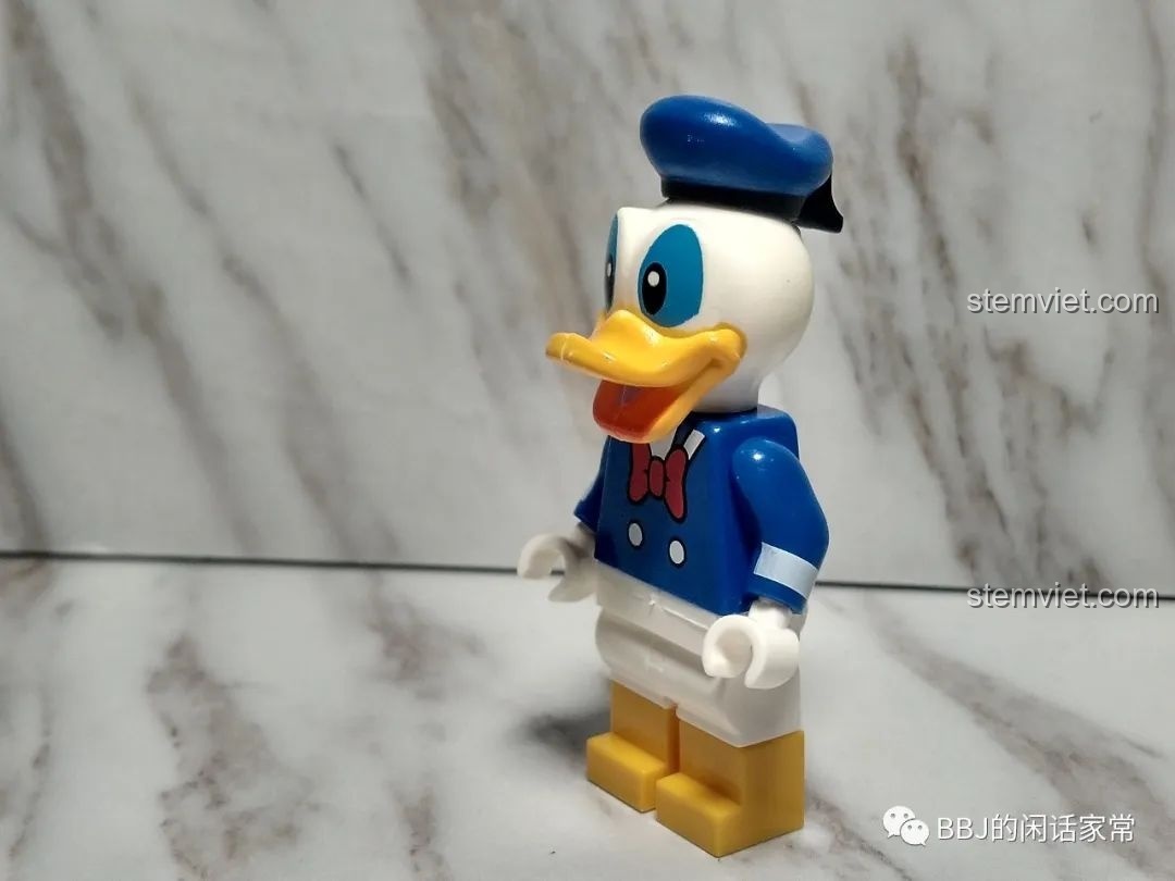 Minifigure Vịt Donald trong bộ SY6578B nhìn từ bên cạnh, khoe được chiếc mỏ vịt và chi tiết bên hông.