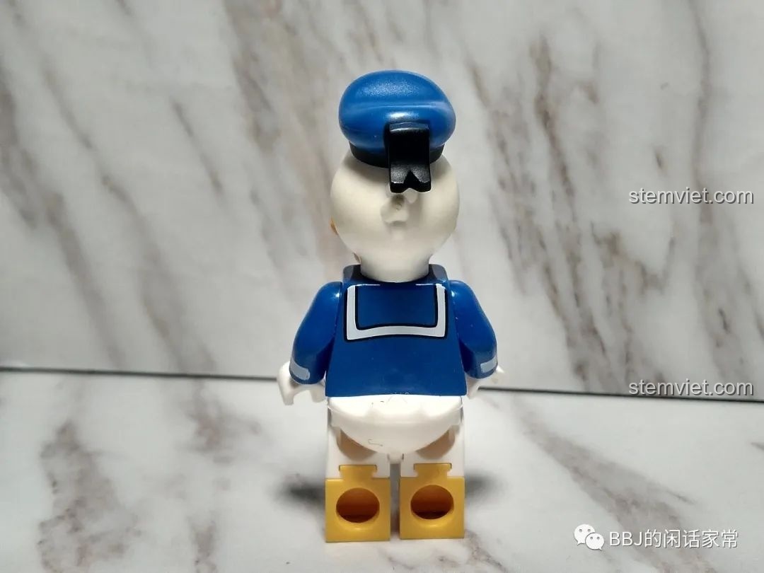 Mặt sau của minifigure Vịt Donald SY6578B với chi tiết in cổ áo thủy thủ và phần đuôi vịt được tạo hình.