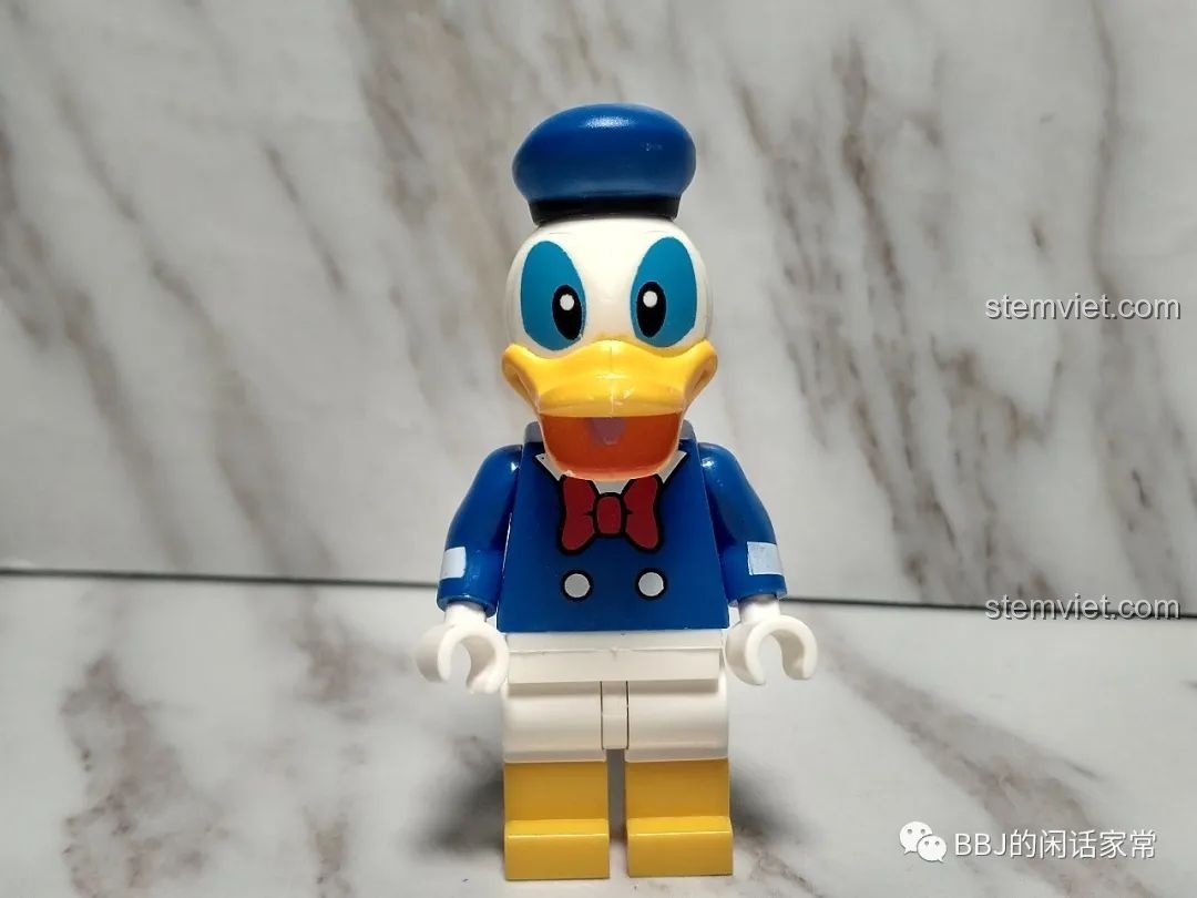Cận cảnh minifigure Vịt Donald trong bộ SY6578B, nhìn thẳng với chi tiết in sắc nét trên khuôn mặt và áo.