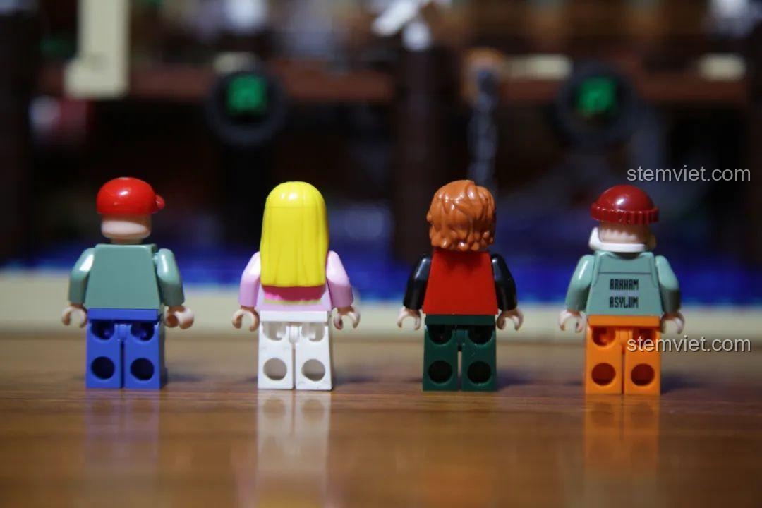 Các minifigure được trang bị phụ kiện, sẵn sàng cho các hoạt động vui chơi tại bến tàu.