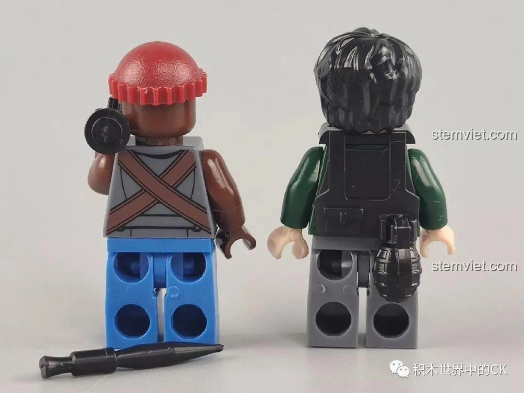 Mặt sau của hai minifigure từ bộ Winner 5101, hiển thị chi tiết trang phục và phụ kiện như lựu đạn.