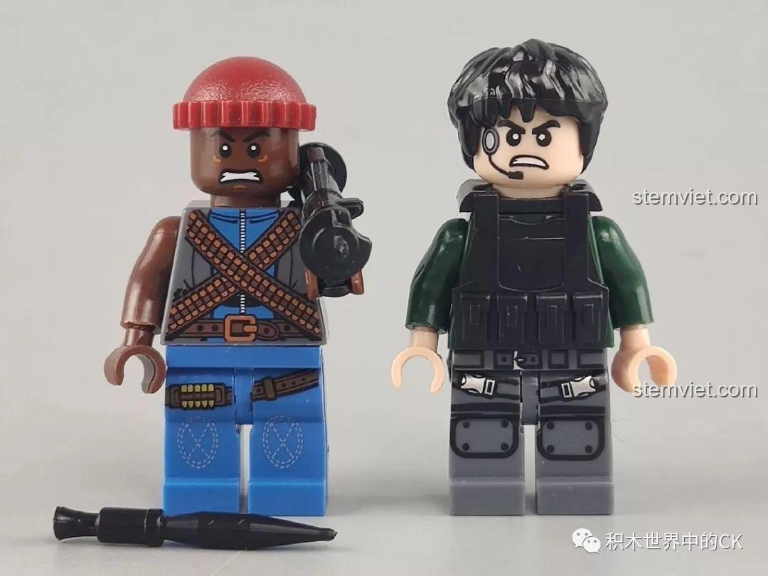 Hai nhân vật minifigure đi kèm bộ Winner 5101 Trực thăng Đại bàng Xanh, một người lính và một đặc vụ.