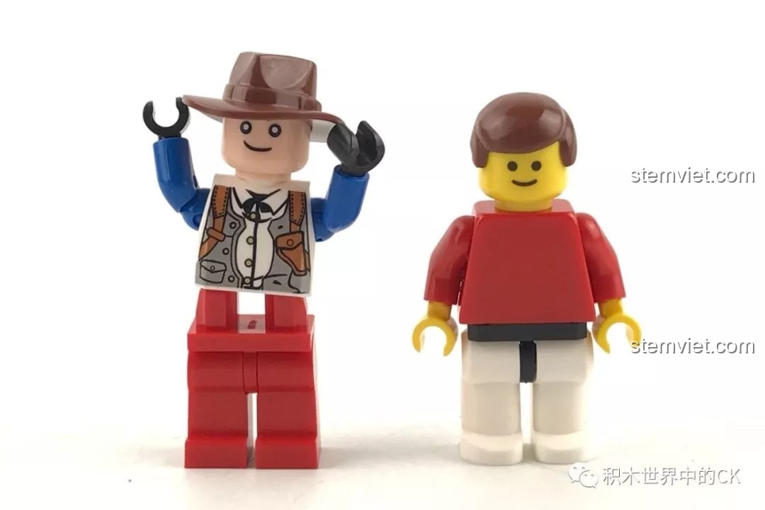 Thử nghiệm cho thấy minifigure Xingbao không thể lắp vừa chân của minifigure kiểu LEGO.