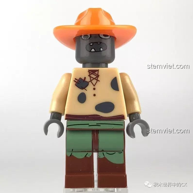 Cận cảnh mặt trước minifigure Zombie Nông Dân trong bộ lắp ráp LELE 39043, có lỗi in nhỏ.
