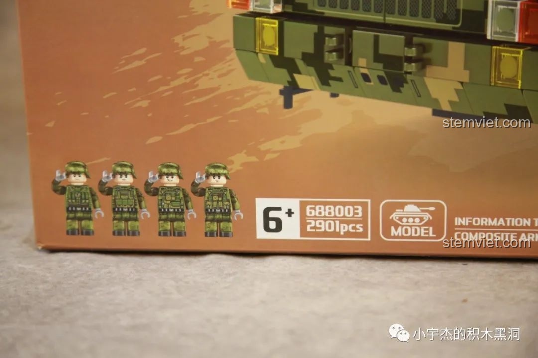 Cận cảnh 4 minifigures binh sĩ đi kèm trong bộ đồ chơi Xe đầu kéo chở tăng cho con trai trên 6 tuổi.