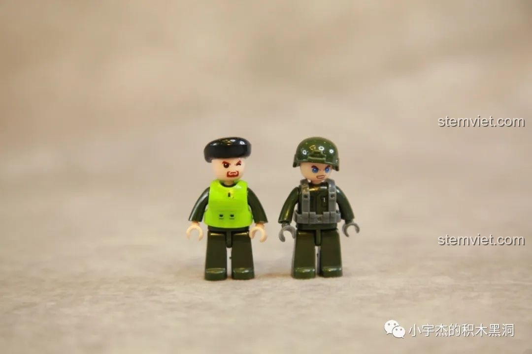 Hai minifigure lính tăng đi kèm bộ xếp hình Xe tăng Thụy Điển 1010, một người đội mũ nồi và một người đội mũ sắt.
