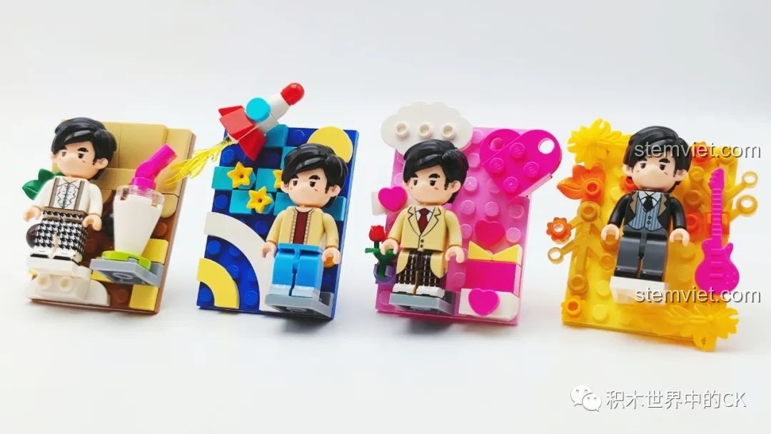 Bốn minifigures Châu Kiệt Luân được đặt trên đế trưng bày riêng của bộ Keeppley DZ0155.