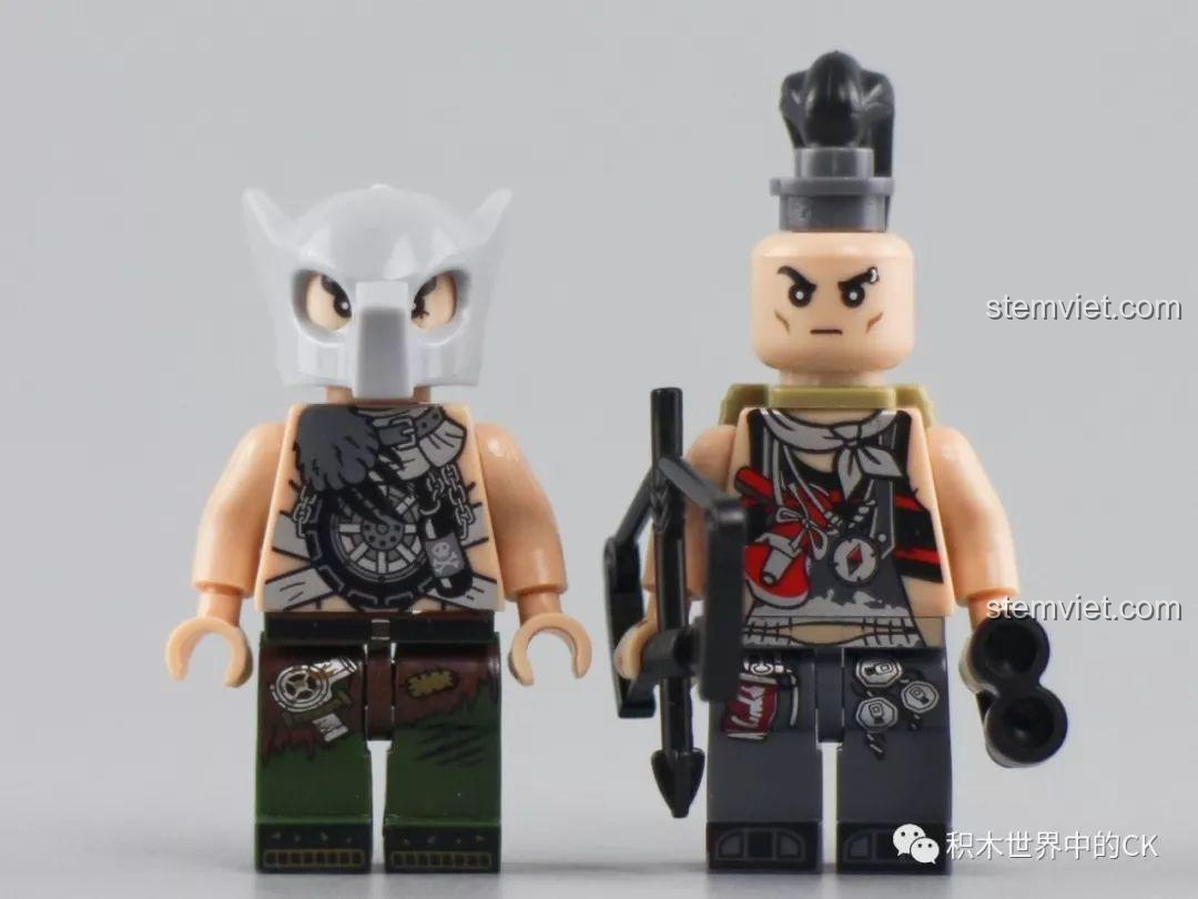 Hai minifigure chiến binh vùng đất hoang của bộ Winner 8056 với trang phục và vũ khí chi tiết.