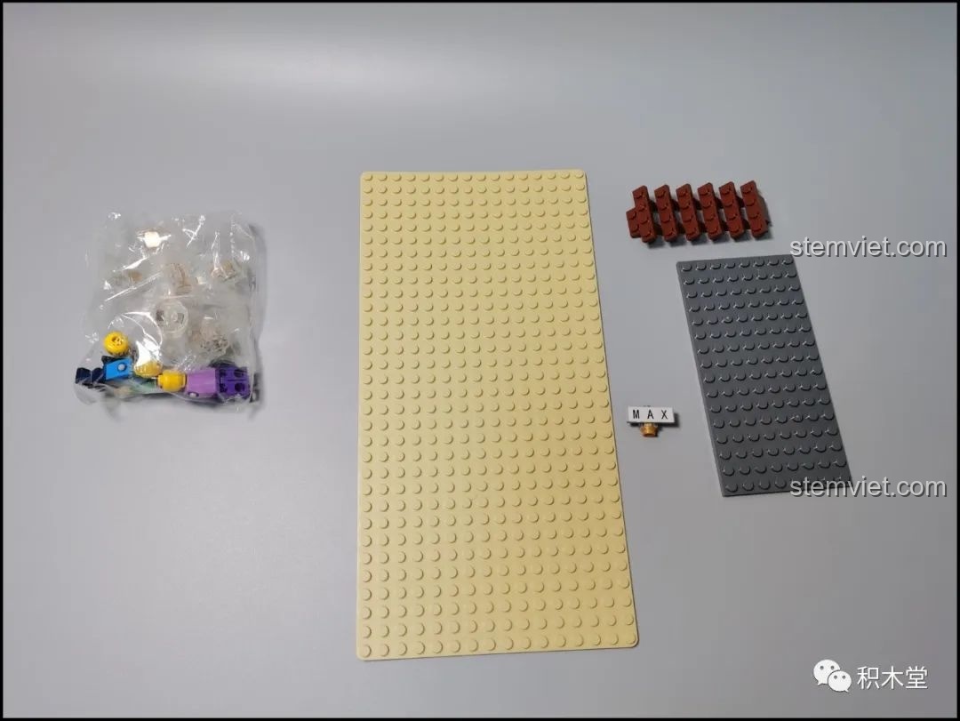 Túi minifigures, gạch phát sáng và tấm đế trong bộ Leier 10003 Cửa Hàng Kem, những thành phần quan trọng của bộ lắp ráp.