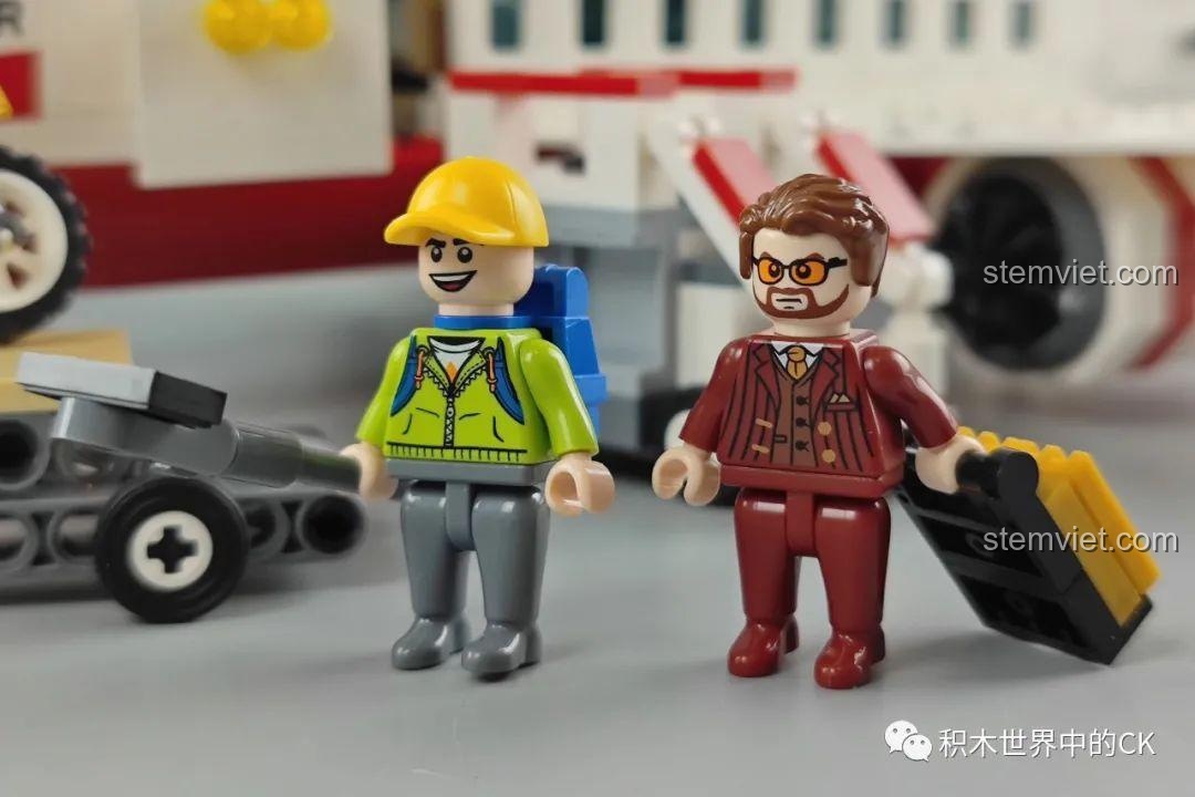 Hai minifigures hành khách trong bộ GUDI 10503: một du khách ba lô và một doanh nhân với vali.