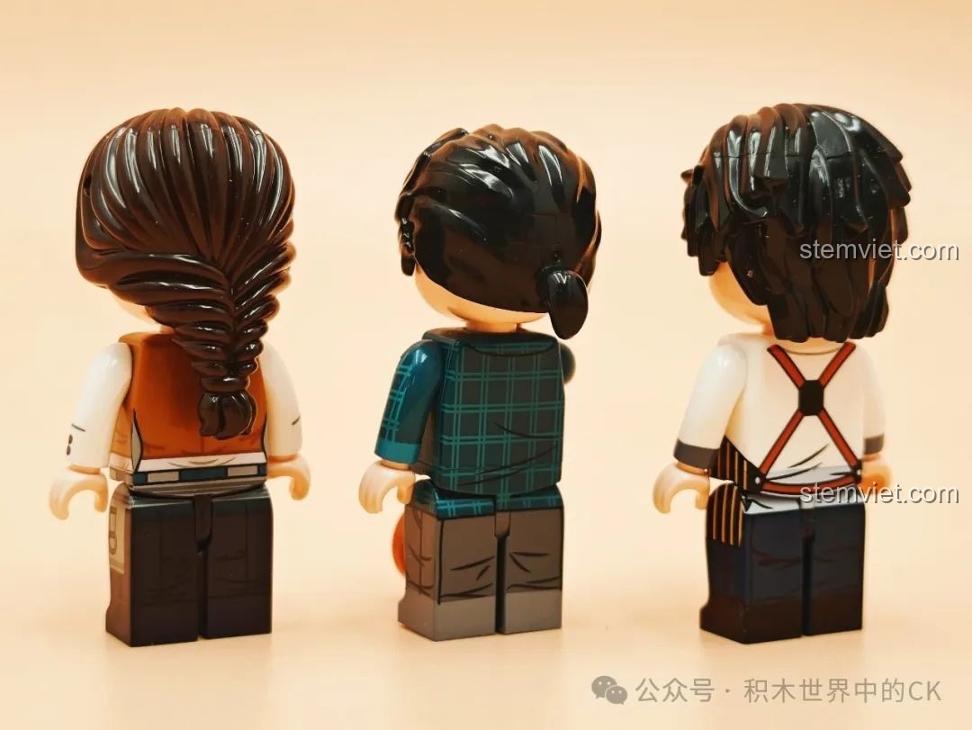 Mặt sau của ba nhân vật minifigure trong bộ Keeppley K18005 với các họa tiết in chi tiết.