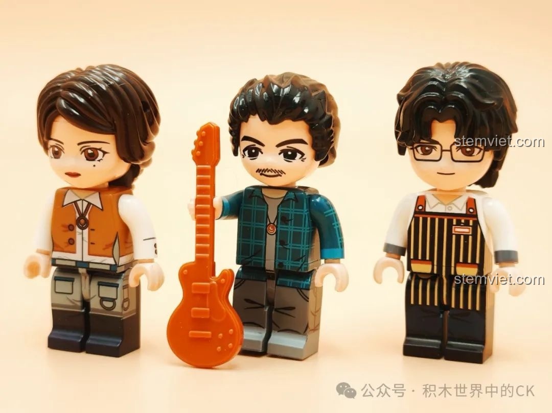 Ba nhân vật minifigure của bộ Keeppley K18005: du khách nam, du khách nữ và nhân viên pha chế.