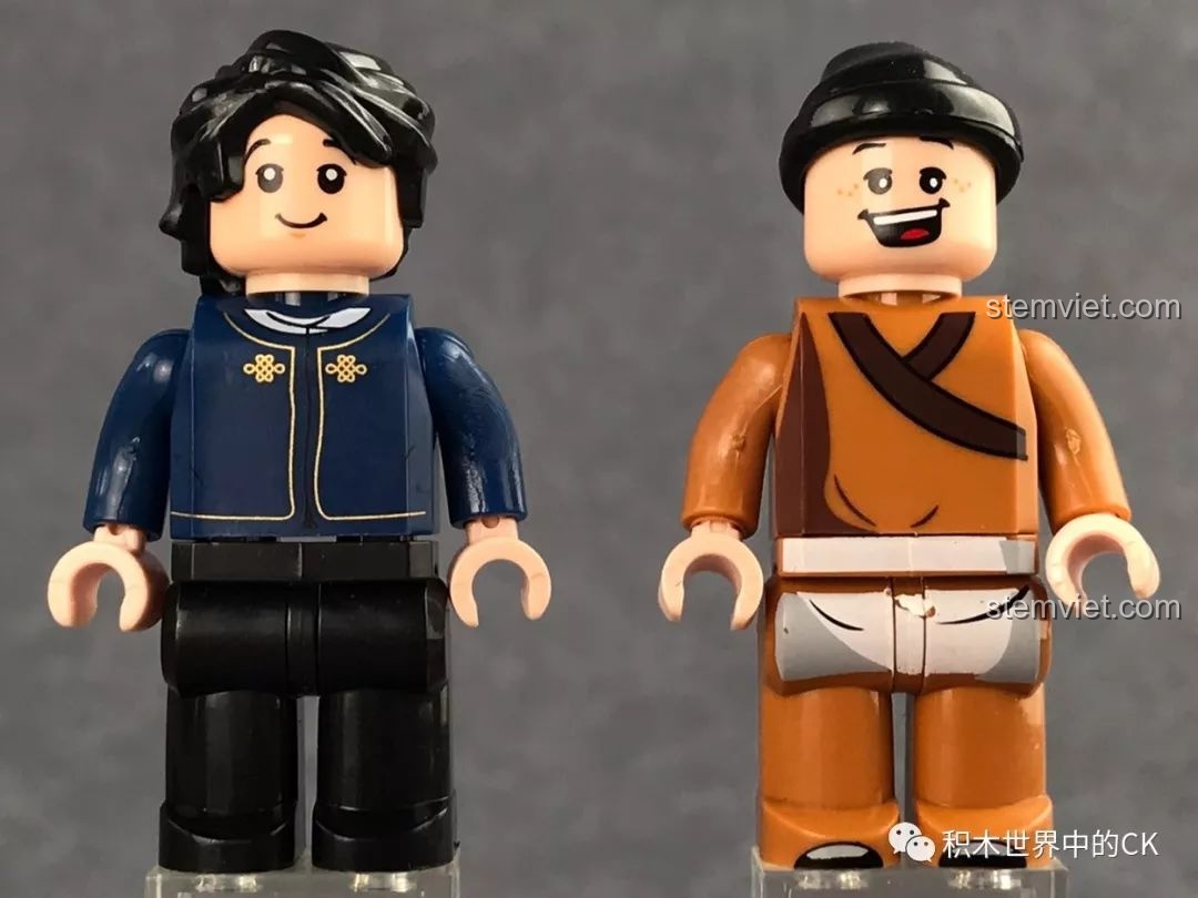 Hai minifigure khán giả nam với trang phục đời thường, một nhân vật mặc áo xanh và một nhân vật mặc áo nâu.