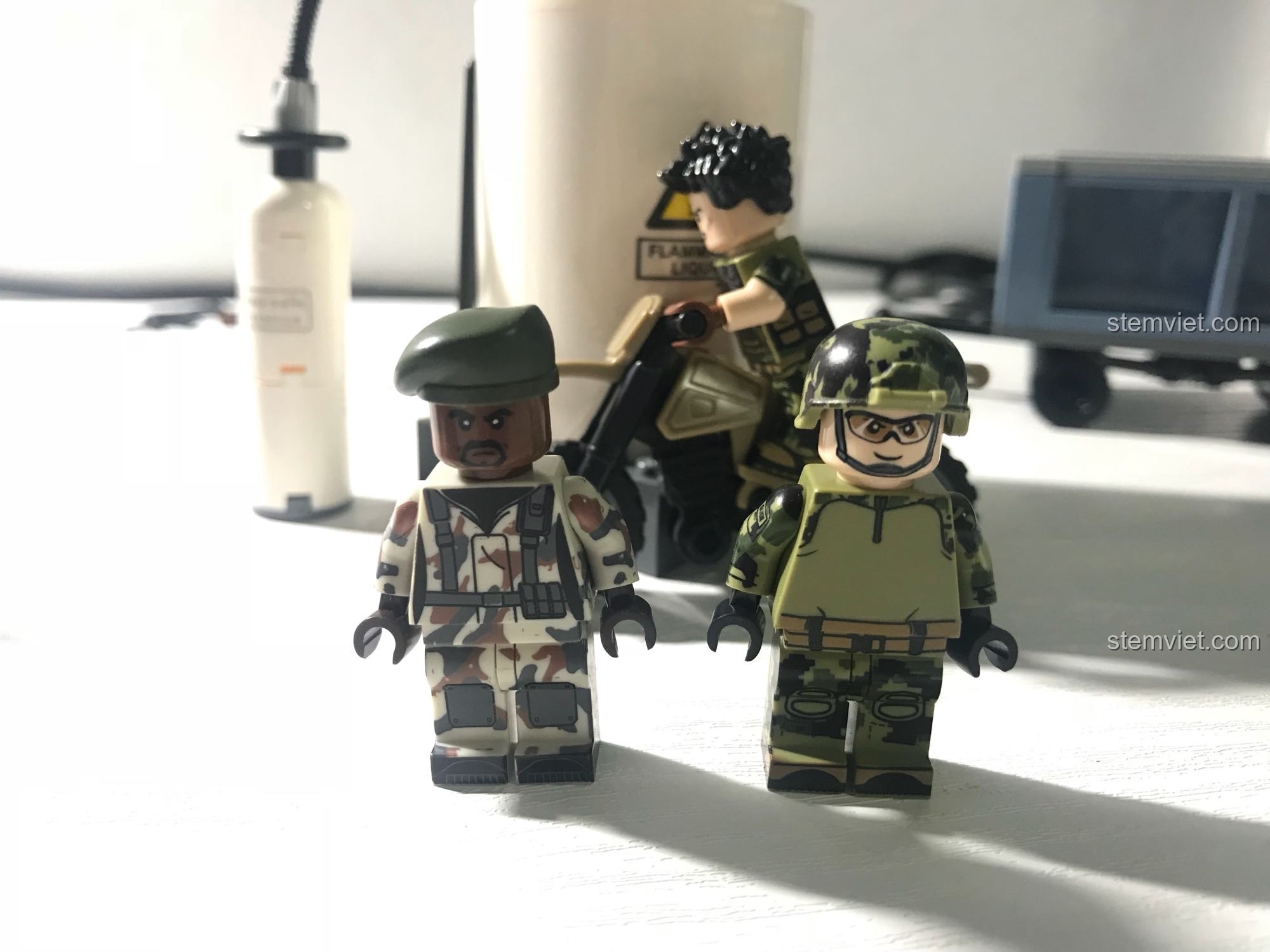 Hai nhân vật minifigure lính đặc nhiệm và tay đua mô tô trong bộ GUDI 8034, có chất lượng in chi tiết tốt.