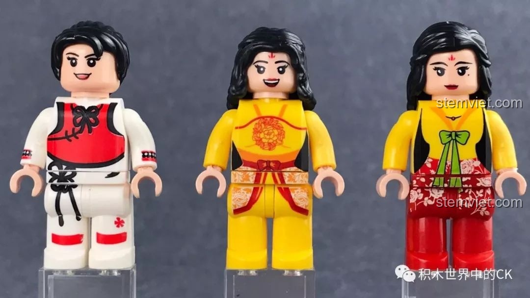 Ba minifigure nữ trong bộ Đại Hí Viện Phố Tàu với trang phục truyền thống nhiều màu sắc.