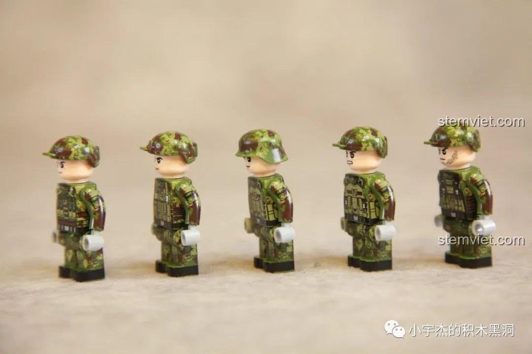 Nhìn nghiêng các minifigures lính tăng trong bộ Xe tăng Type 99A 688001, chi tiết in ấn rất tốt.