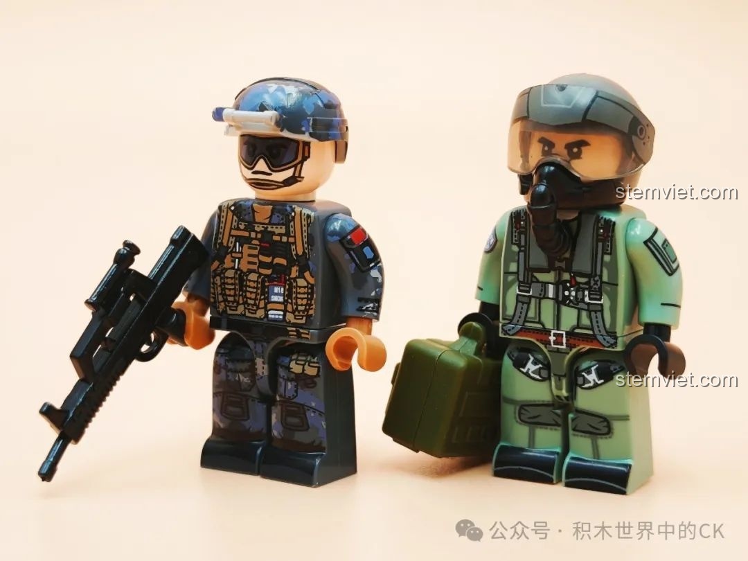 Hai minifigure phi công chiến đấu trong bộ Sembo 202244, được trang bị mũ, súng và phụ kiện chi tiết, rất ngầu.