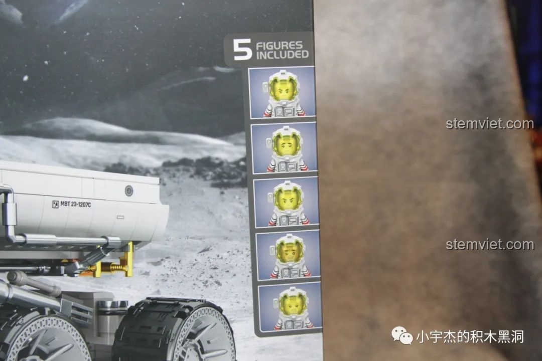 Hình ảnh 5 minifigures phi hành gia đi kèm trong bộ lắp ráp SEMBO 107105 Xe Vận Tải Mặt Trăng.