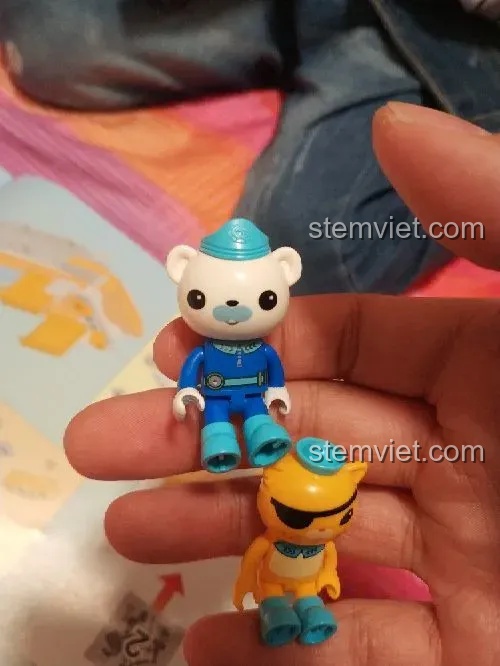 Cận cảnh hai nhân vật minifigure Thuyền trưởng Barnacles và Kwazii từ bộ đồ chơi xếp hình Tàu ngầm GUP-S 3704.
