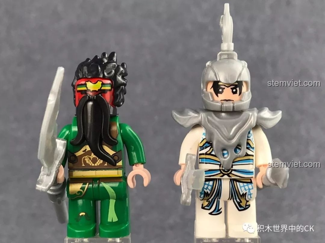 Cận cảnh hai minifigure võ tướng Quan Vũ và Triệu Vân trong bộ đồ chơi xây dựng XINGBAO.