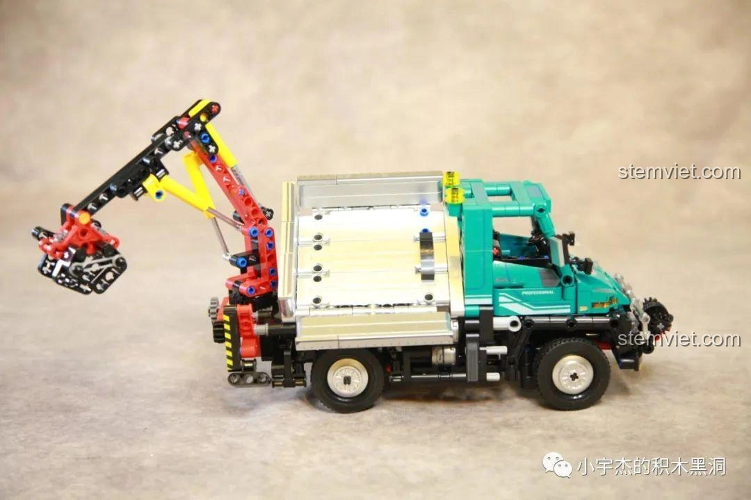 Góc nhìn phía sau của hai minifigures đi kèm bộ lắp ráp Xe tải công trình Unimog U400 SEMBO Block 720900.