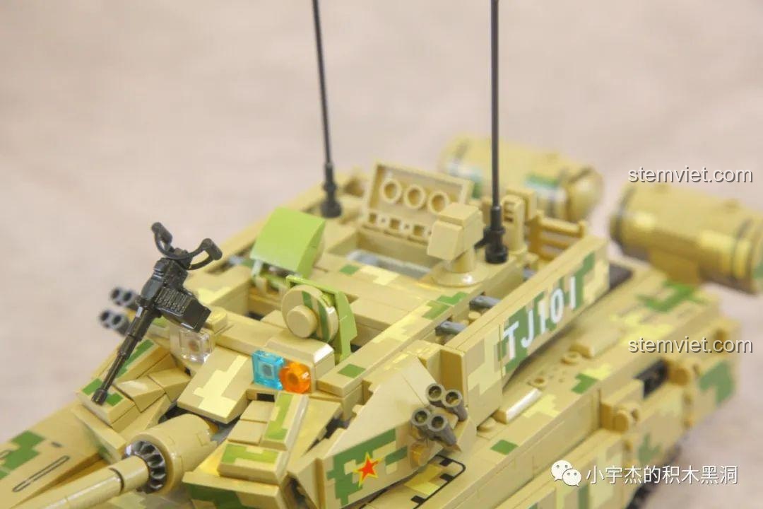 Minifigures lính tăng được đặt trên tháp pháo của mô hình Panlos 688002, tái hiện cảnh chiến đấu.