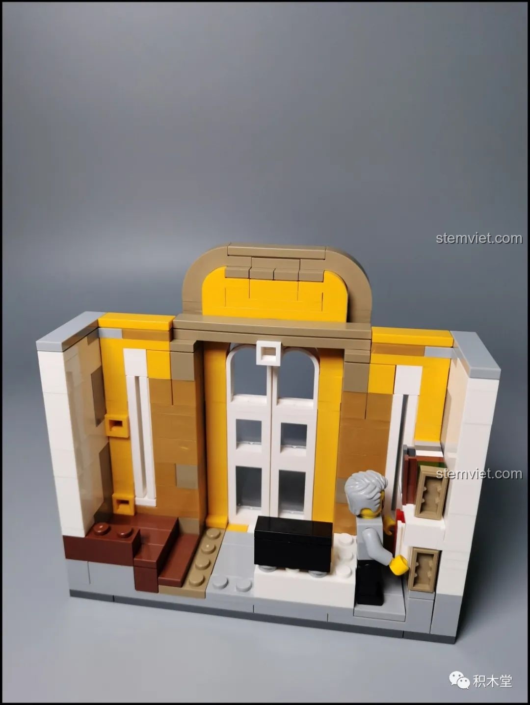 Các minifigures đang sinh hoạt trong phòng khách tầng 2 của bộ Leier 10003, tạo nên một khung cảnh sống động.