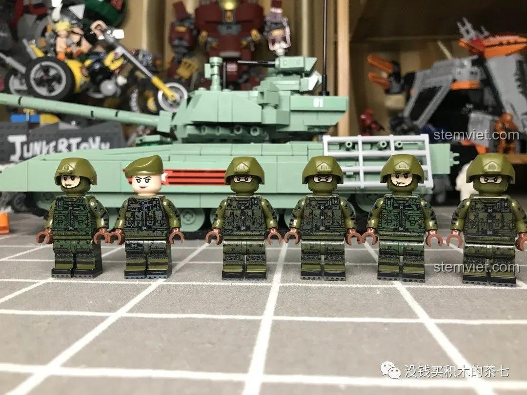 Toàn bộ 5 minifigure tạo dáng cùng với mô hình xe tăng T-14 Armata Jiazhi 0101 hoàn chỉnh.