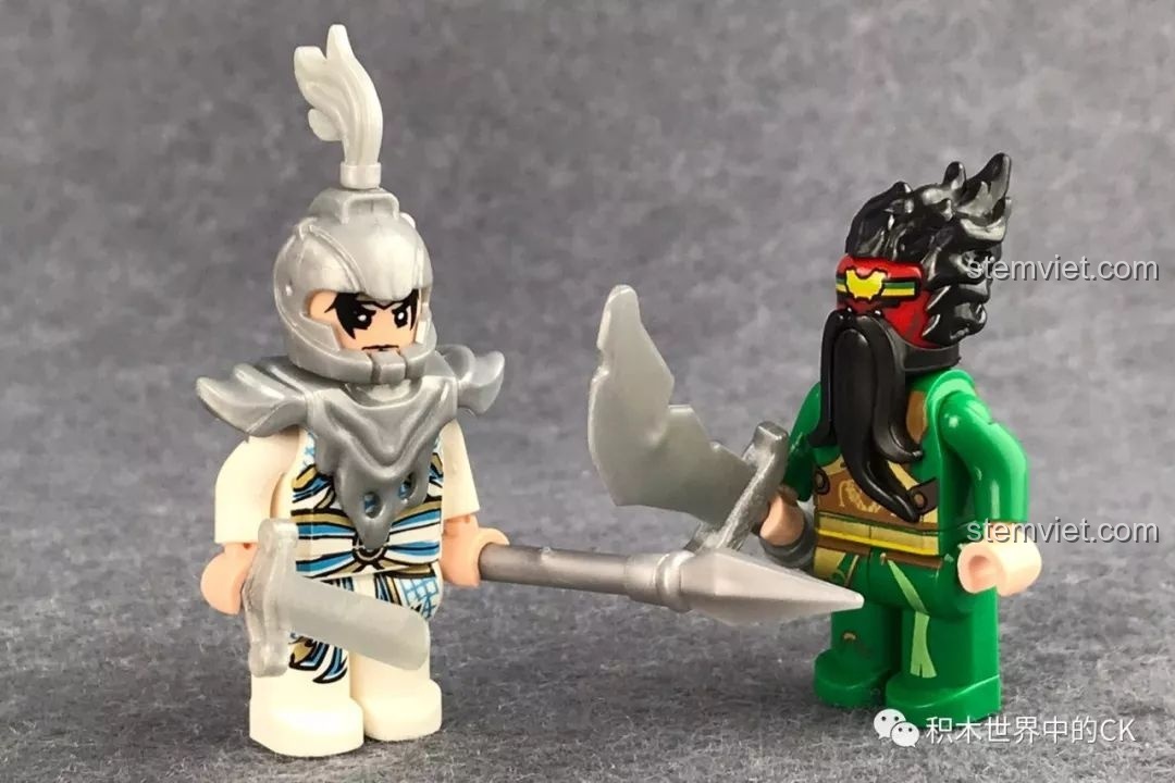 Hai minifigure võ tướng được trang bị vũ khí, tạo dáng chiến đấu trong bộ XINGBAO XB-01020.