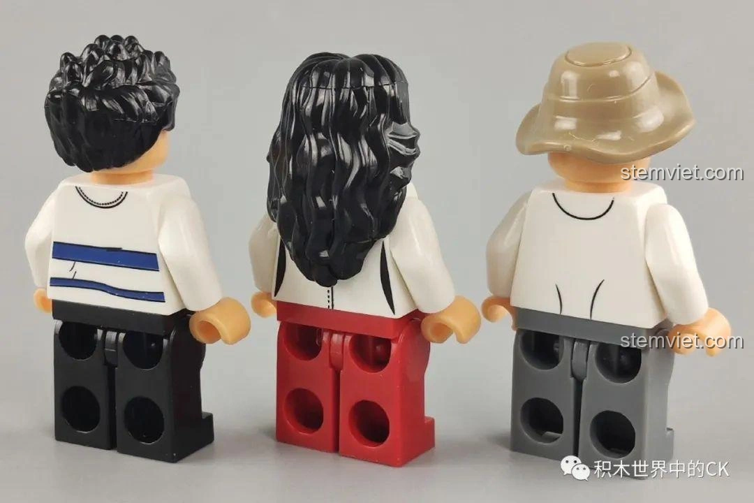 Mặt sau của các minifigures từ bộ lắp ghép WOMA C0336 Phố Cổ Kiến Trúc Qilou, cho thấy chi tiết trang phục.