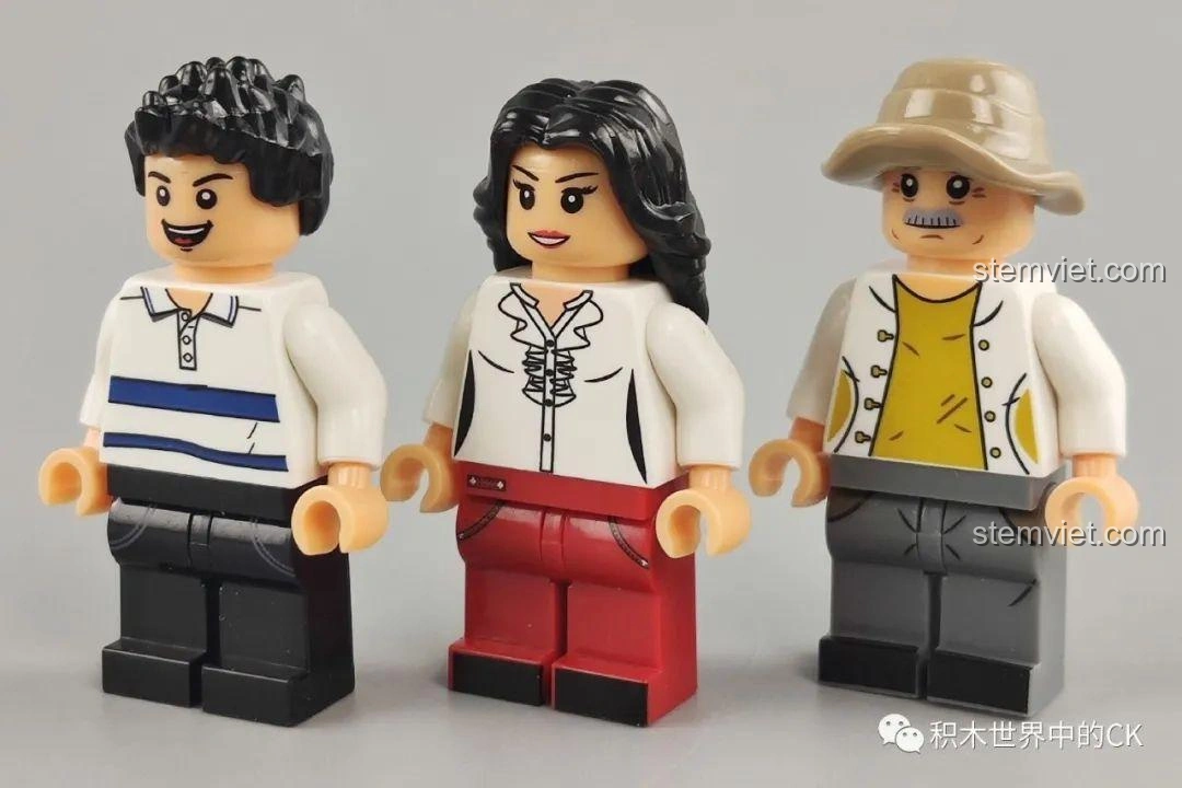 Ba minifigures chi tiết của bộ lắp ghép WOMA C0336 Phố Cổ Kiến Trúc Qilou, với trang phục và biểu cảm riêng.