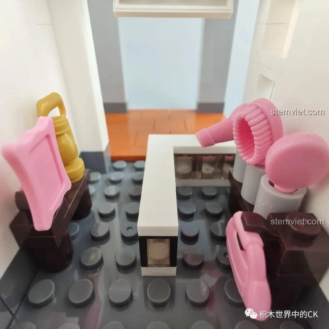 Ba minifigures độc đáo của bộ lắp ghép WOMA C0337 Phố Cổ Kiến Trúc Qilou Phố Xuân Phong, bao gồm nhân vật gà trống.