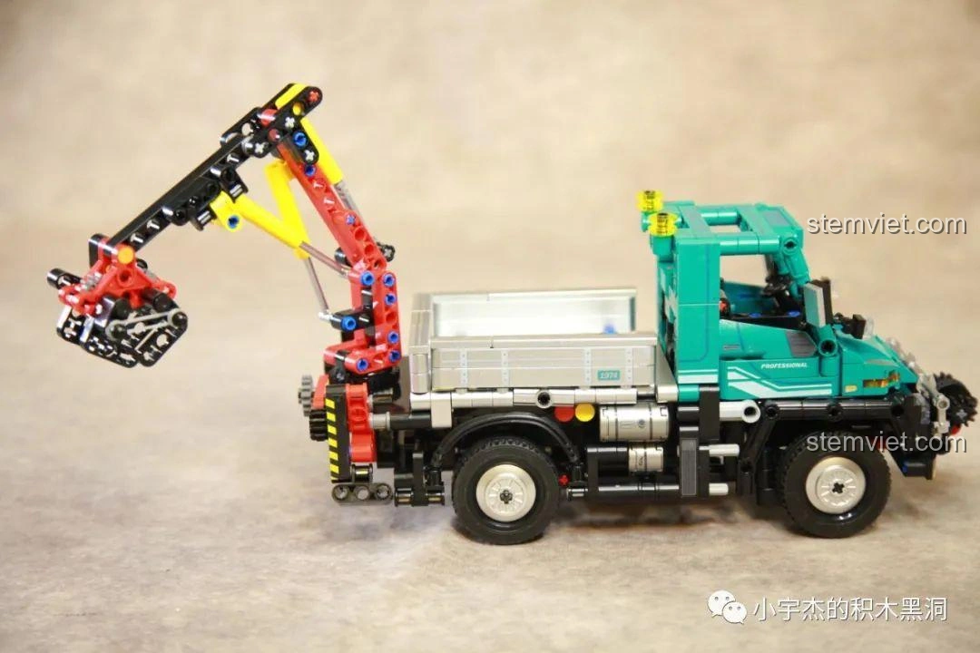 Hai minifigures đi kèm bộ lắp ráp Xe tải công trình Unimog U400 SEMBO Block 720900, người lái xe và công nhân.