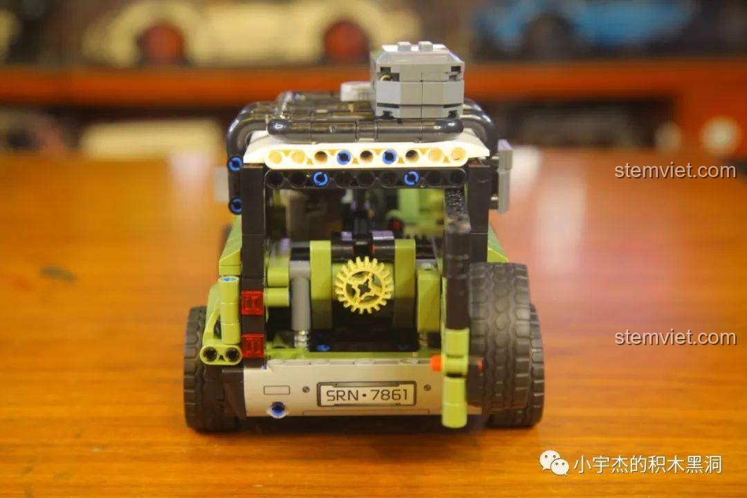 Cửa sau của đồ chơi mô hình Xe Land Rover Defender dã chiến đang mở, để lộ cơ cấu bánh răng bên trong.