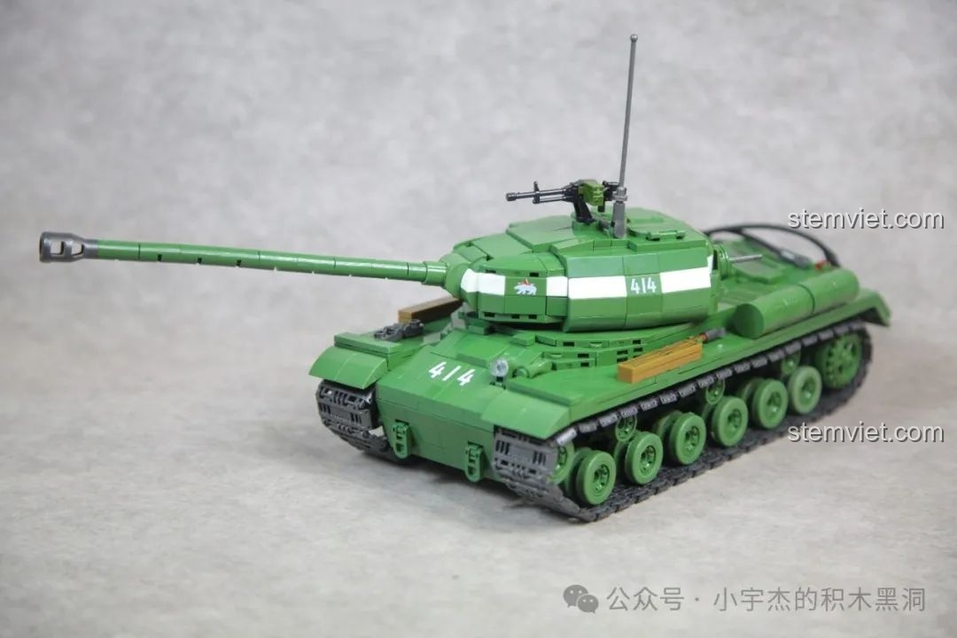 Nắp khoang động cơ của xe tăng IS-2 được mở hé, để lộ chi tiết máy móc bên trong.