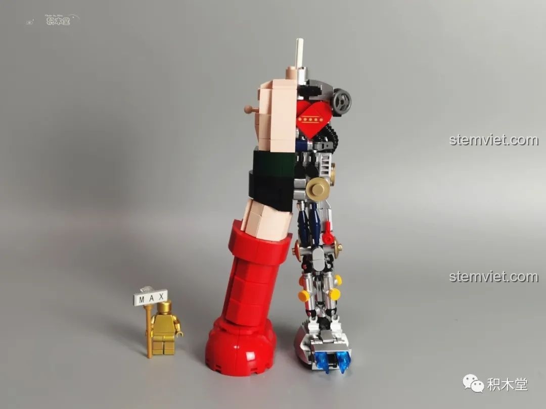Mô hình Astro Boy đã được lắp xong phần thân và chân, có thể tự đứng vững.