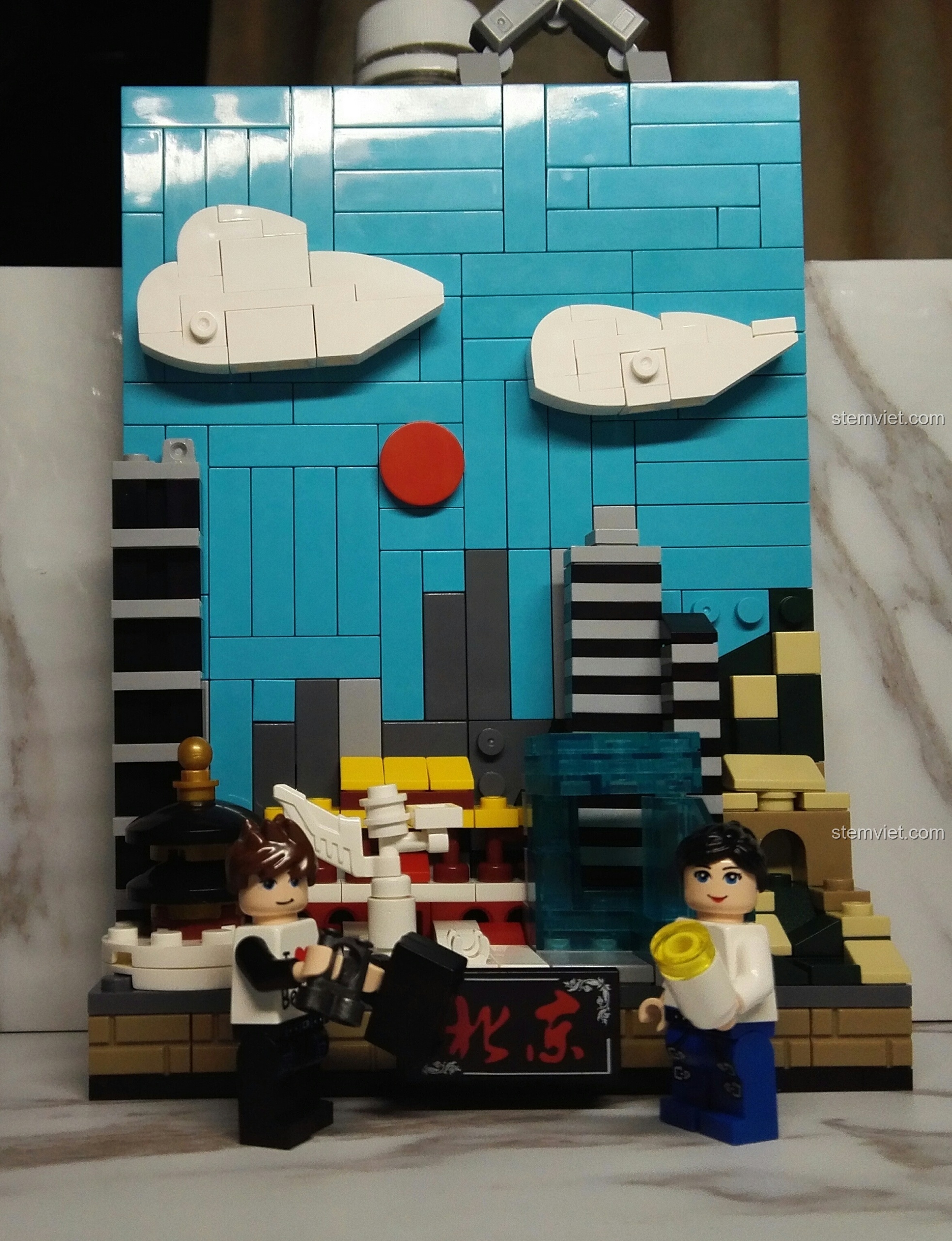 Mô hình PanlosBrick 656001 Mô hình Bắc Kinh đã hoàn thành, chụp từ góc dọc với minifigures.