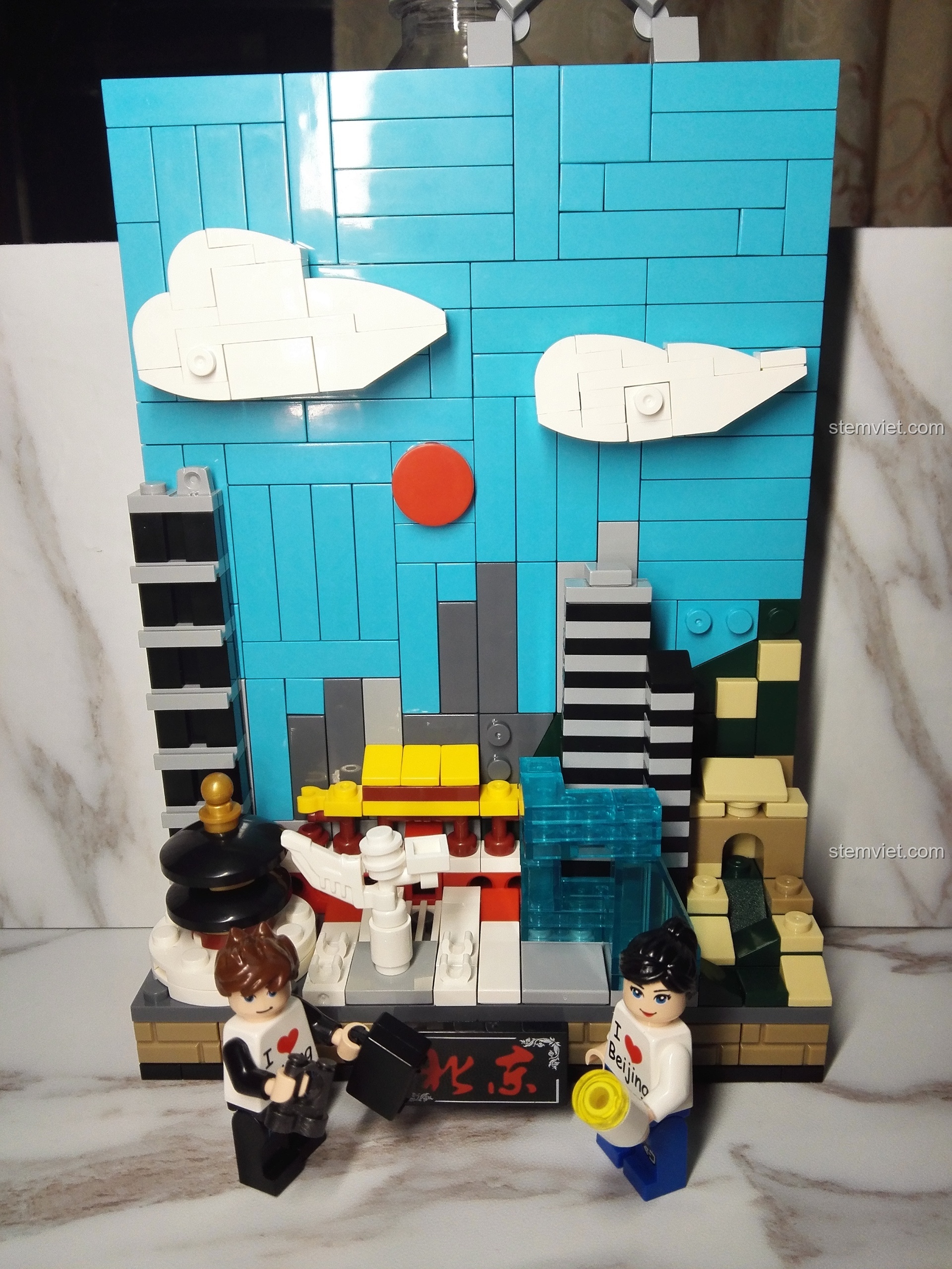 Toàn cảnh mô hình PanlosBrick 656001 Mô hình Bắc Kinh đã hoàn thành, với các nhân vật minifigures.