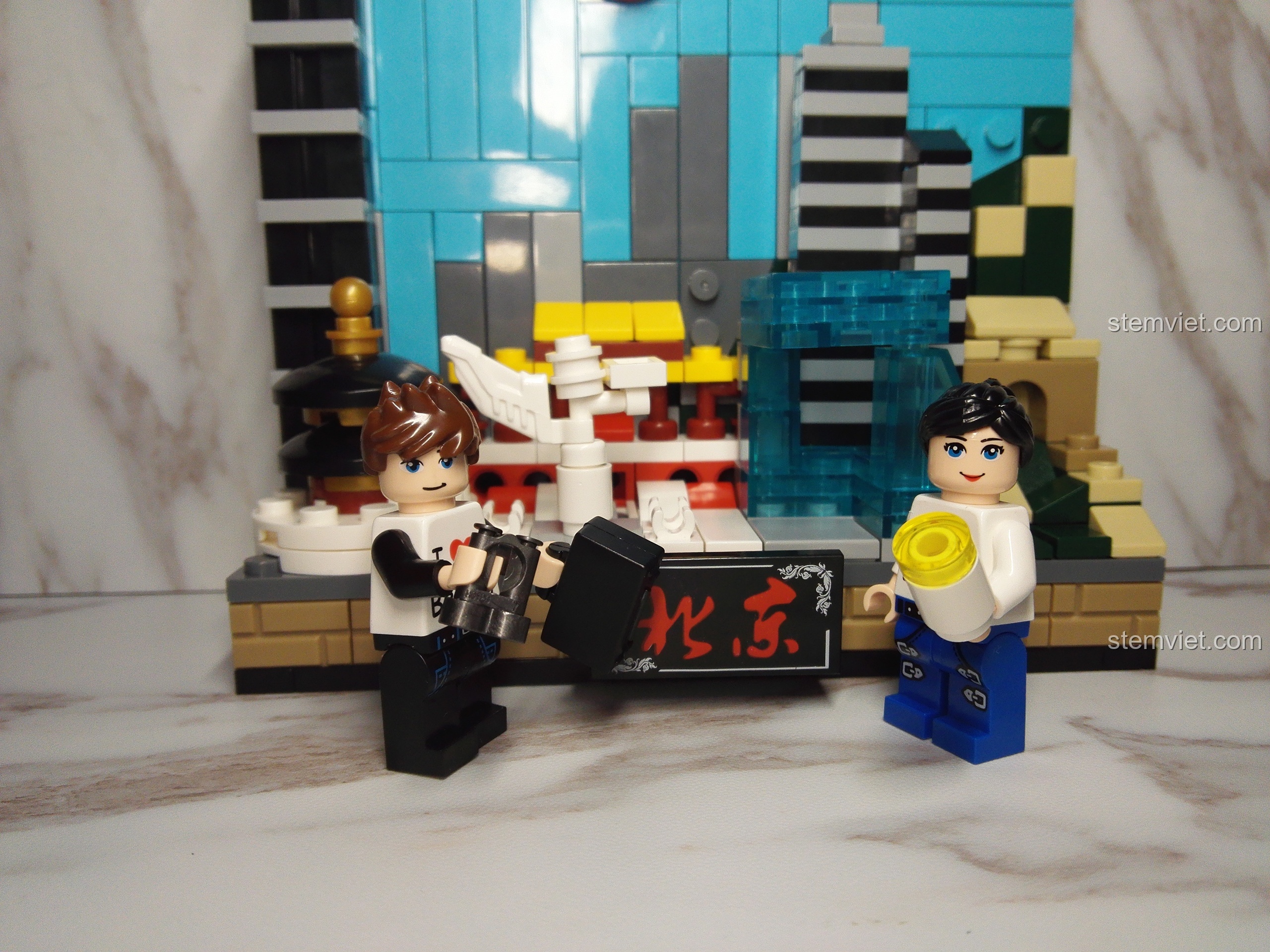 Cận cảnh mô hình PanlosBrick 656001 Mô hình Bắc Kinh đã hoàn thành, với các nhân vật minifigures.