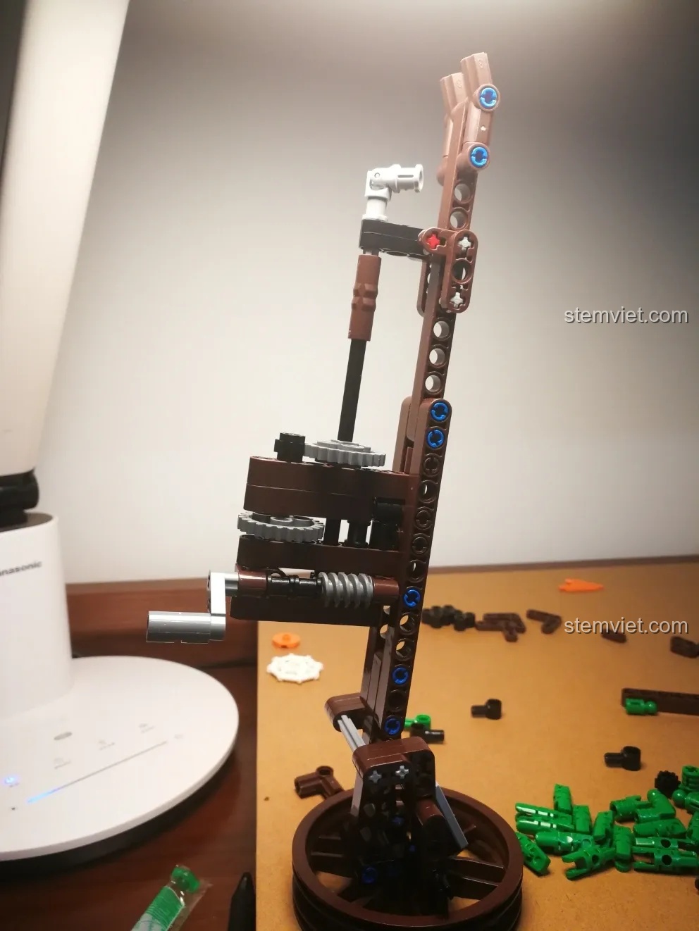 Mô hình bướm máy Sembo hoàn thiện với bộ đế có tay quay và các chi tiết hoa trang trí.