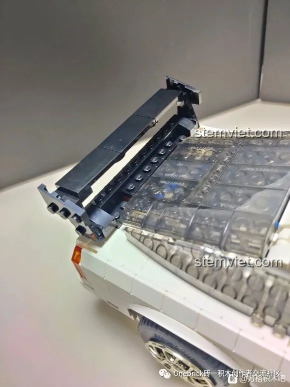 Mô hình CaDA C61022 Mazda RX-7 FC3S hoàn thiện ở chế độ nâng cấp, với cánh gió sau.