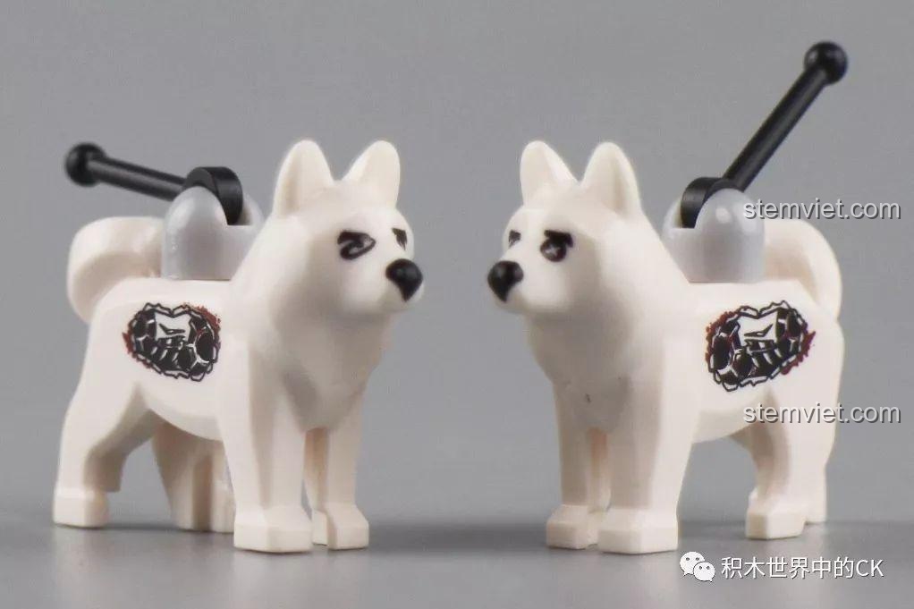 Hai mô hình chó máy màu trắng trong bộ Winner 8056 với các chi tiết in trên thân.