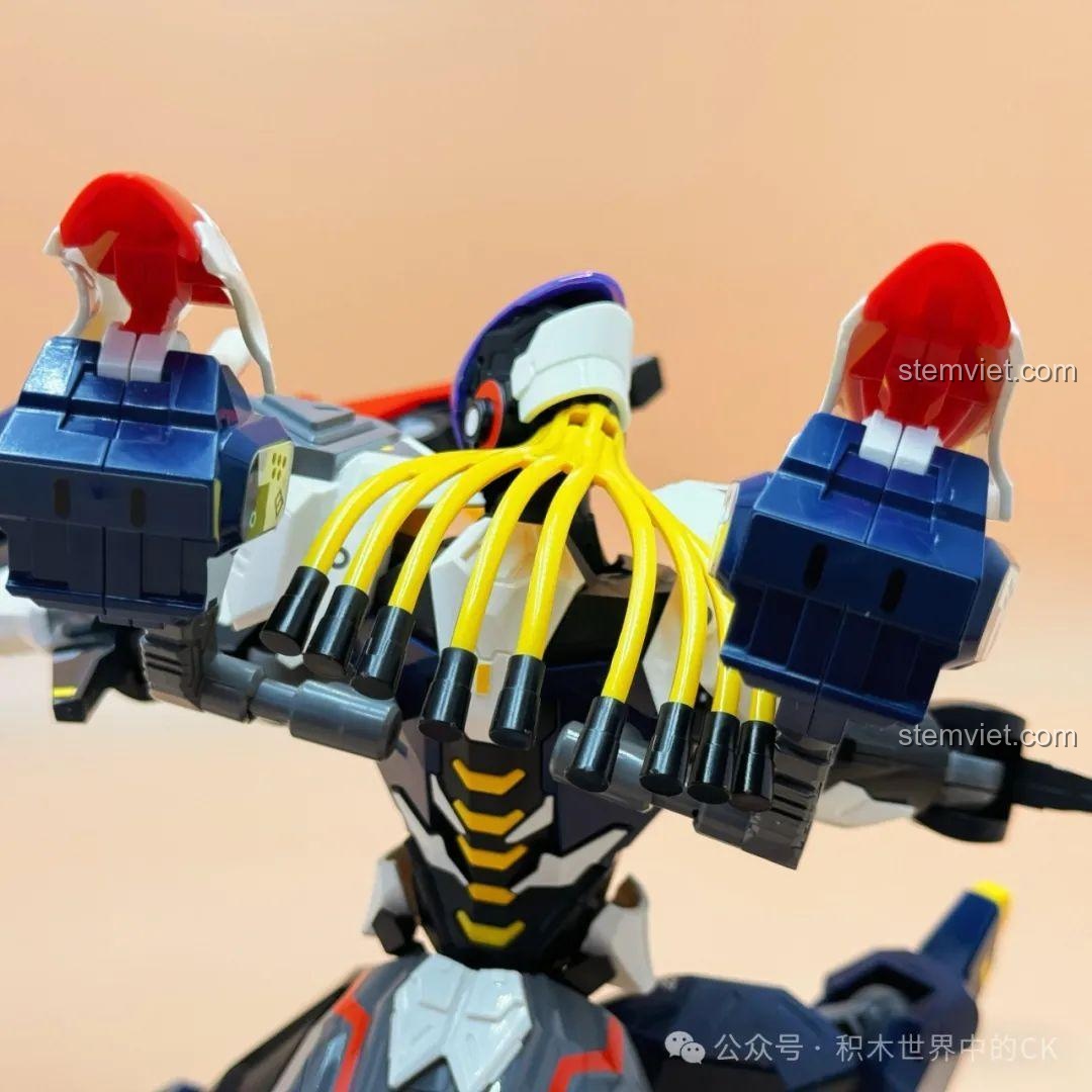 Mô hình Cơ Giáp Hậu Nghệ Keeppley 78013 trong tư thế bay hoặc nhảy, được hỗ trợ bởi giá đỡ.