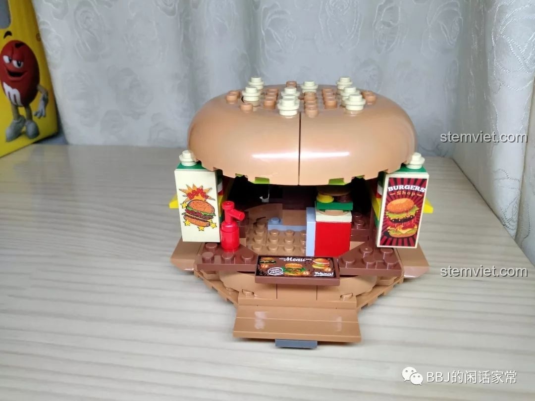 Mô hình Cửa Hàng Hamburger Sembo 601055 hoàn chỉnh nhìn từ phía trước, với biển hiệu và menu.