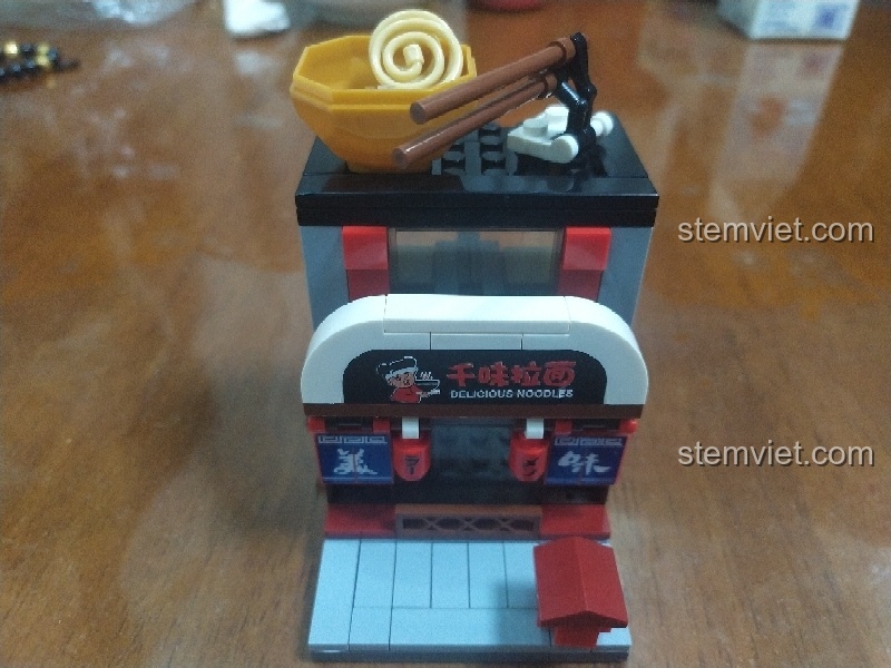 Mô hình Cửa Hàng Mì Ramen Mini Sembo SD6039 đã hoàn thiện, nhìn từ phía trước với biển hiệu và tô mì.