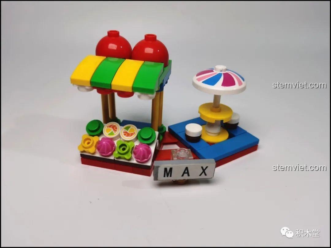 Mô hình cửa hàng nhỏ được lắp ráp từ bộ đồ chơi Yunri 66111 Mô Hình Vòng Quay Ferris Wheel, chi tiết và sinh động.